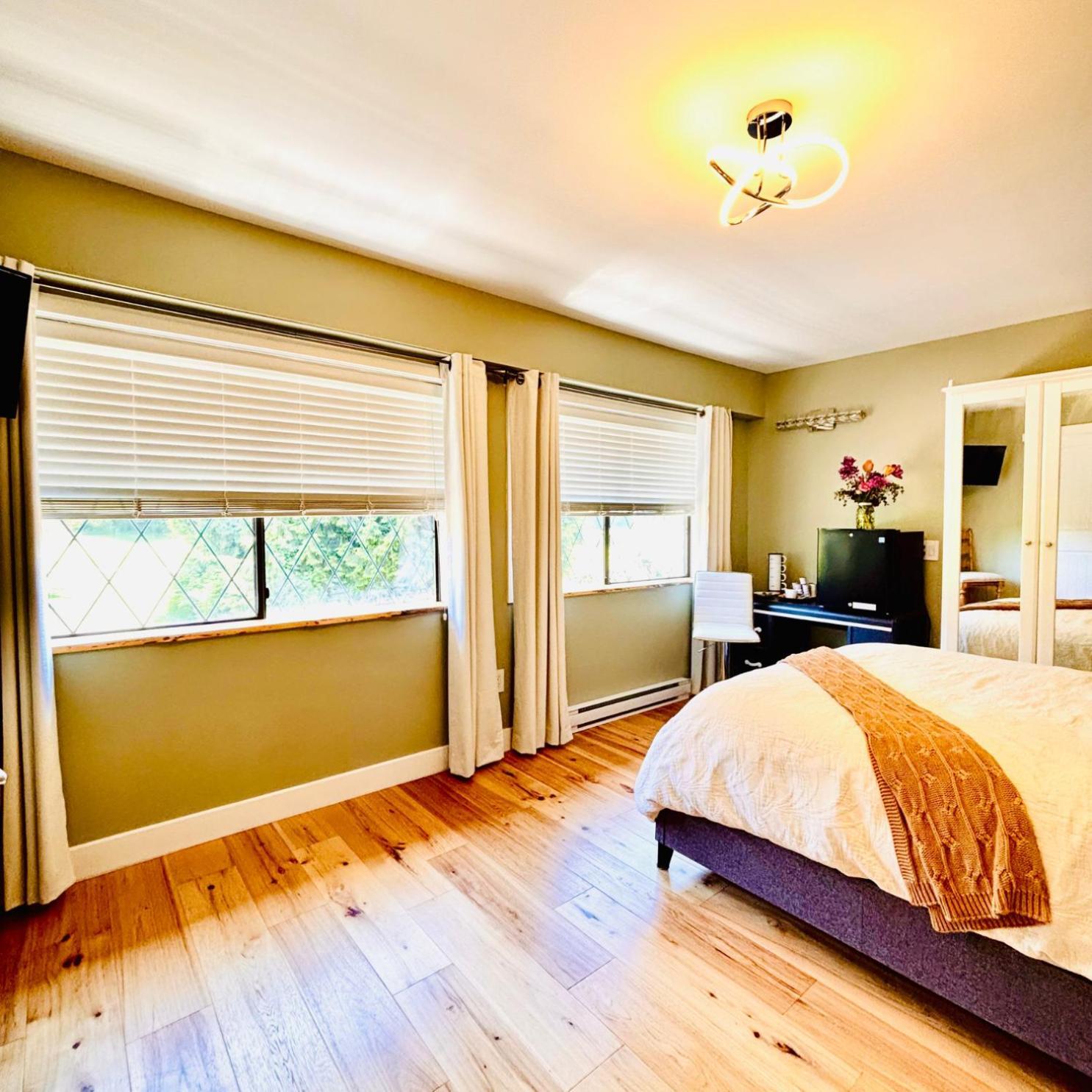 Oceanside Manor - Golf Course View Bed and Breakfast Qualicum Beach Eksteriør billede