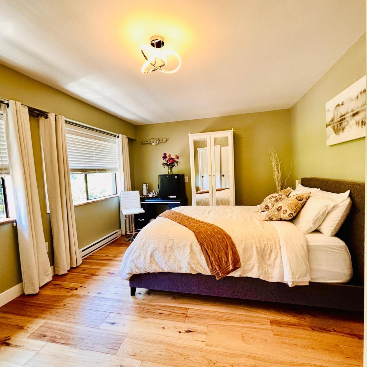 Oceanside Manor - Golf Course View Bed and Breakfast Qualicum Beach Eksteriør billede